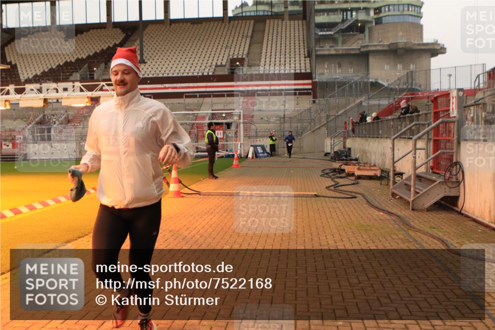 08.12.2024 - St. Pauli X-Mass-Run No. 14 Kathrin Stürmer Photography http://msf.ph/oto/7522168 08.12.2024 09:57:24 Ziel 391, 3258 meine-sportfotos.de