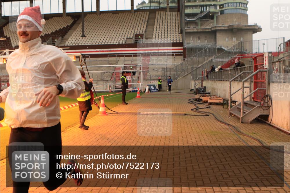 08.12.2024 - St. Pauli X-Mass-Run No. 14 Kathrin Stürmer Photography http://msf.ph/oto/7522173 08.12.2024 09:57:25 Ziel 391, 3258 meine-sportfotos.de