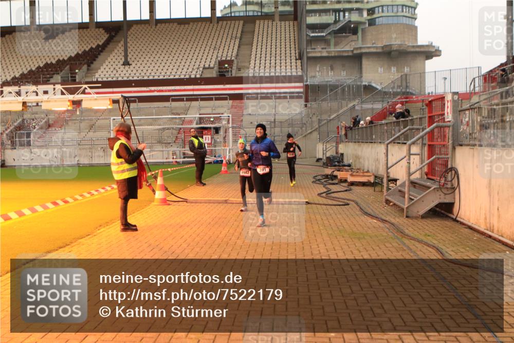 08.12.2024 - St. Pauli X-Mass-Run No. 14 Kathrin Stürmer Photography http://msf.ph/oto/7522179 08.12.2024 09:57:31 Ziel 391, 2840, 2842, 3258 meine-sportfotos.de