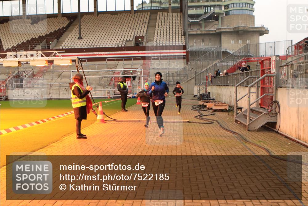 08.12.2024 - St. Pauli X-Mass-Run No. 14 Kathrin Stürmer Photography http://msf.ph/oto/7522185 08.12.2024 09:57:31 Ziel 391, 2840, 2842, 3258 meine-sportfotos.de
