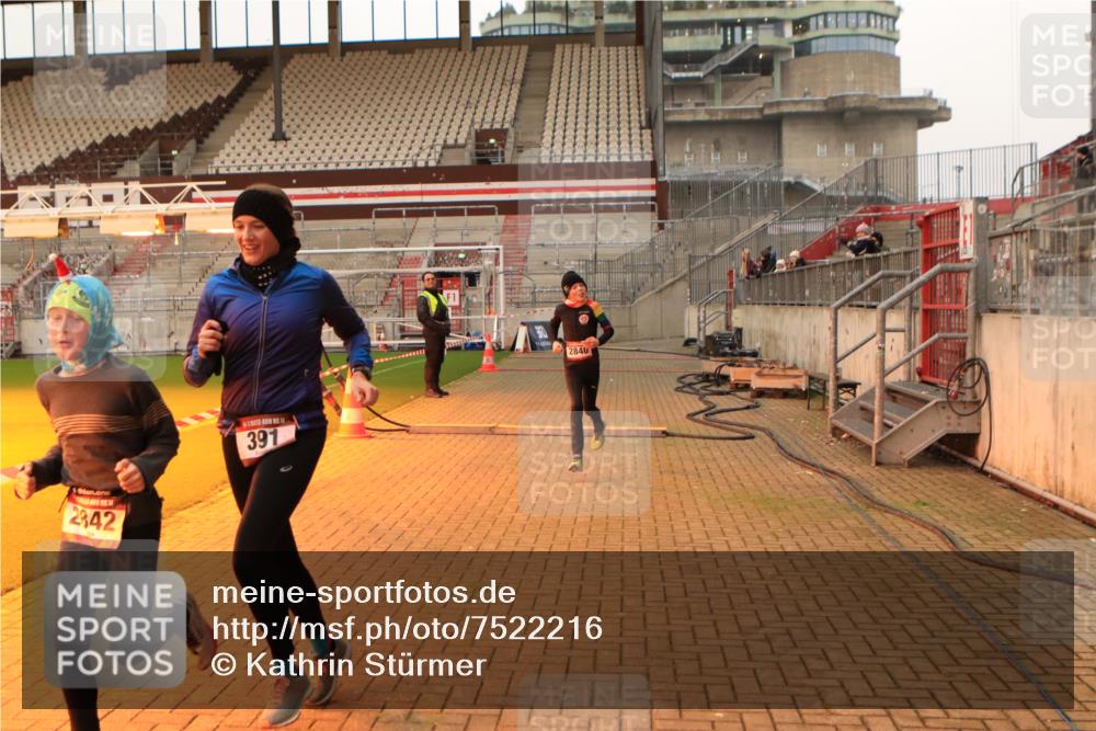08.12.2024 - St. Pauli X-Mass-Run No. 14 Kathrin Stürmer Photography http://msf.ph/oto/7522216 08.12.2024 09:57:32 Ziel 391, 2840, 2842, 3258 meine-sportfotos.de