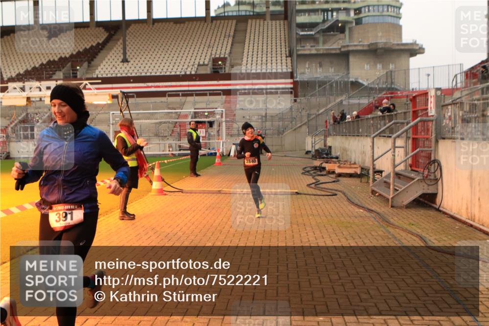 08.12.2024 - St. Pauli X-Mass-Run No. 14 Kathrin Stürmer Photography http://msf.ph/oto/7522221 08.12.2024 09:57:33 Ziel 391, 2840, 2842, 3258 meine-sportfotos.de