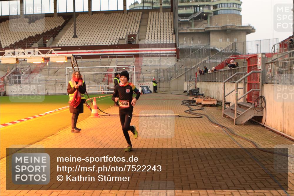 08.12.2024 - St. Pauli X-Mass-Run No. 14 Kathrin Stürmer Photography http://msf.ph/oto/7522243 08.12.2024 09:57:33 Ziel 391, 2840, 2842, 3258 meine-sportfotos.de