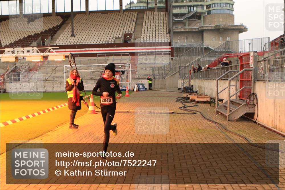 08.12.2024 - St. Pauli X-Mass-Run No. 14 Kathrin Stürmer Photography http://msf.ph/oto/7522247 08.12.2024 09:57:33 Ziel 391, 2840, 2842, 3258 meine-sportfotos.de