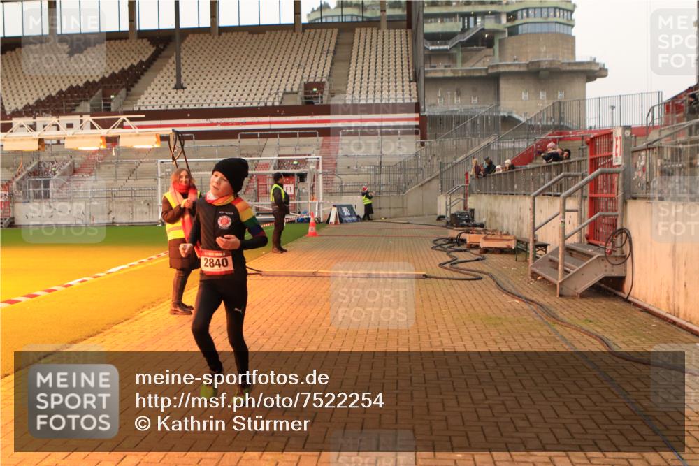 08.12.2024 - St. Pauli X-Mass-Run No. 14 Kathrin Stürmer Photography http://msf.ph/oto/7522254 08.12.2024 09:57:33 Ziel 391, 2840, 2842, 3258 meine-sportfotos.de