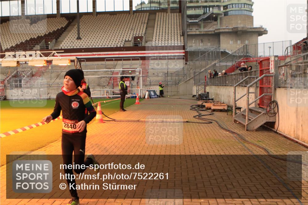 08.12.2024 - St. Pauli X-Mass-Run No. 14 Kathrin Stürmer Photography http://msf.ph/oto/7522261 08.12.2024 09:57:34 Ziel 391, 2840, 2842, 3258 meine-sportfotos.de