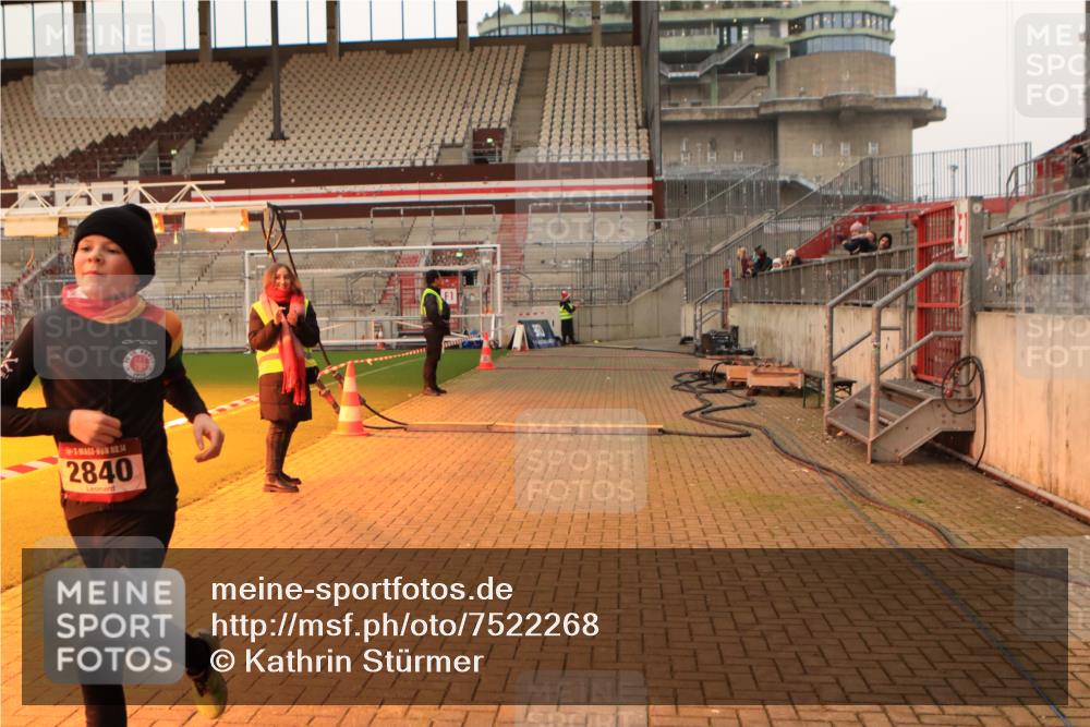 08.12.2024 - St. Pauli X-Mass-Run No. 14 Kathrin Stürmer Photography http://msf.ph/oto/7522268 08.12.2024 09:57:34 Ziel 391, 2840, 2842, 3258 meine-sportfotos.de