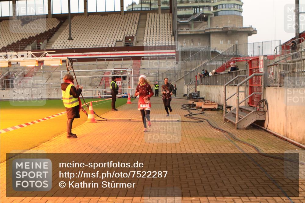 08.12.2024 - St. Pauli X-Mass-Run No. 14 Kathrin Stürmer Photography http://msf.ph/oto/7522287 08.12.2024 09:57:45 Ziel 510, 1532, 2840, 2842 meine-sportfotos.de
