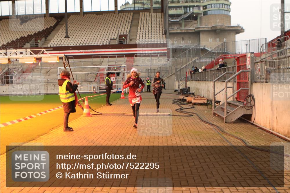 08.12.2024 - St. Pauli X-Mass-Run No. 14 Kathrin Stürmer Photography http://msf.ph/oto/7522295 08.12.2024 09:57:45 Ziel 510, 1532, 2840, 2842 meine-sportfotos.de