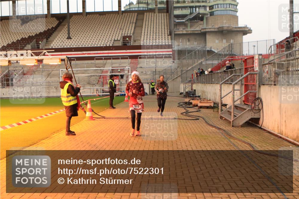 08.12.2024 - St. Pauli X-Mass-Run No. 14 Kathrin Stürmer Photography http://msf.ph/oto/7522301 08.12.2024 09:57:46 Ziel 510, 1532, 2840, 2842, 3171 meine-sportfotos.de