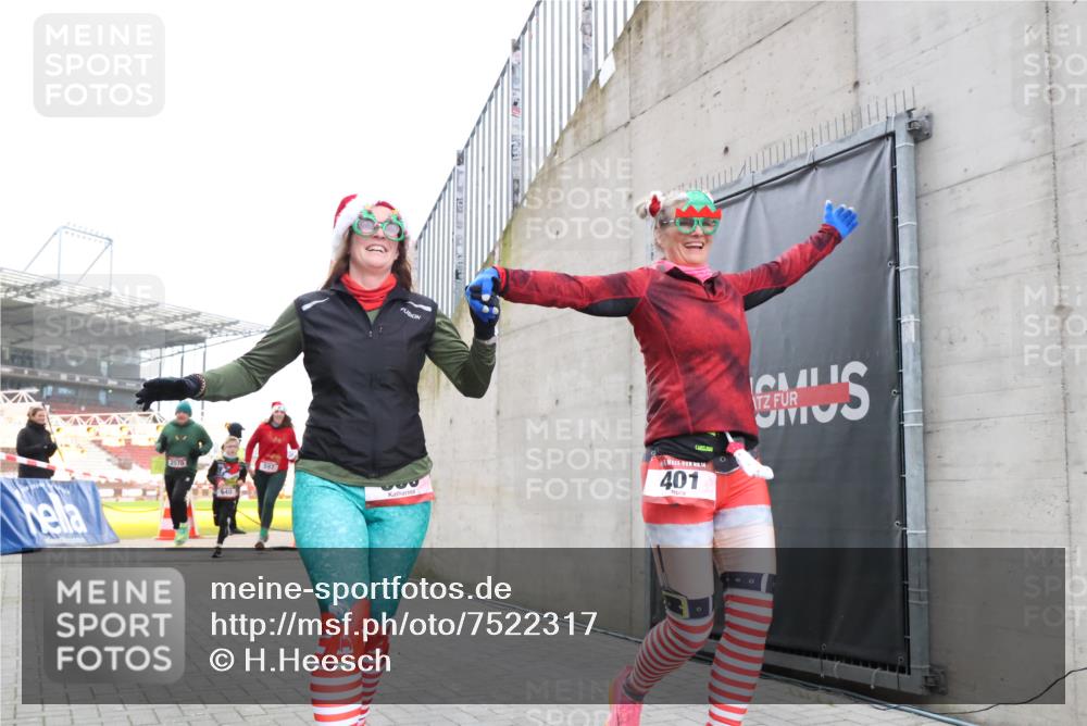 08.12.2024 - St. Pauli X-Mass-Run No. 14 H.Heesch http://msf.ph/oto/7522317 08.12.2024 10:40:08 Ziel 1497, 401, 590, 597, 640, 2116, 2242, 2570 meine-sportfotos.de