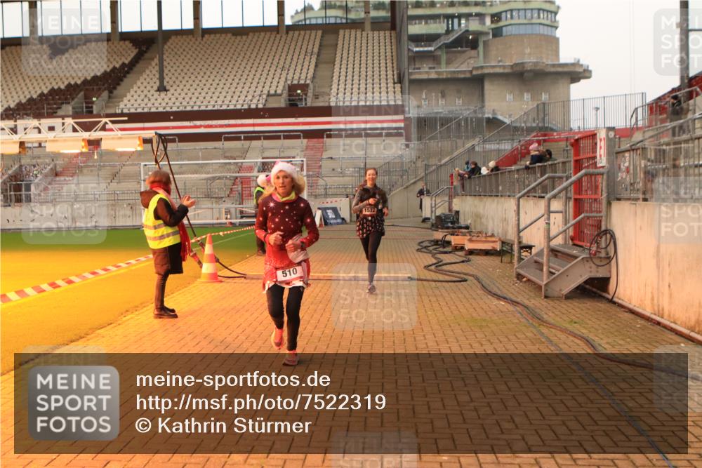 08.12.2024 - St. Pauli X-Mass-Run No. 14 Kathrin Stürmer Photography http://msf.ph/oto/7522319 08.12.2024 09:57:46 Ziel 510, 1532, 2840, 2842, 3171 meine-sportfotos.de