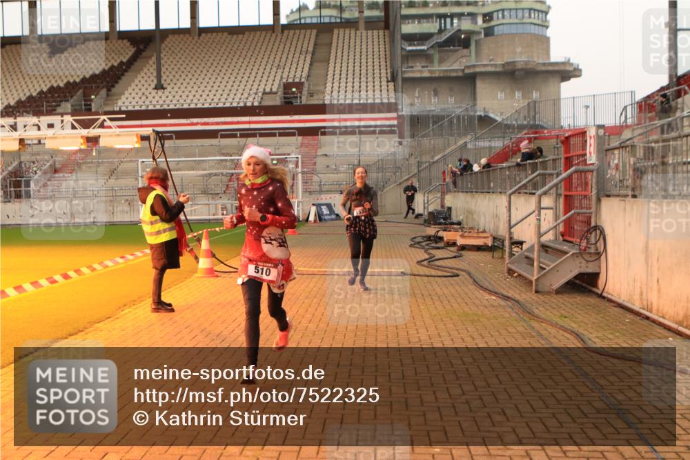 08.12.2024 - St. Pauli X-Mass-Run No. 14 Kathrin Stürmer Photography http://msf.ph/oto/7522325 08.12.2024 09:57:46 Ziel 510, 1532, 2840, 2842, 3171 meine-sportfotos.de