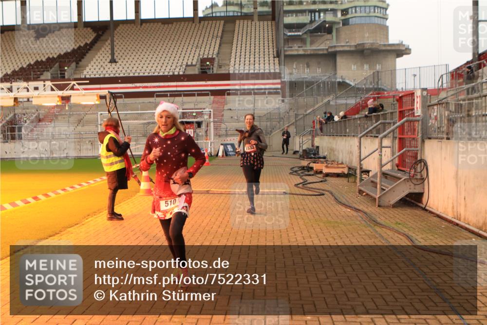 08.12.2024 - St. Pauli X-Mass-Run No. 14 Kathrin Stürmer Photography http://msf.ph/oto/7522331 08.12.2024 09:57:47 Ziel 510, 1532, 2840, 3092, 3171 meine-sportfotos.de