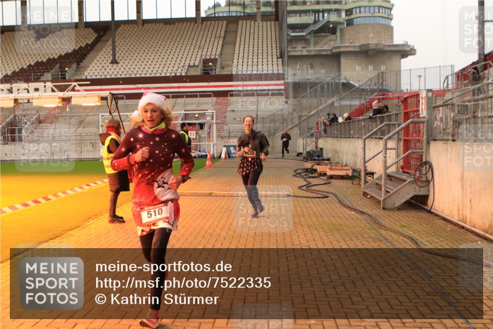 08.12.2024 - St. Pauli X-Mass-Run No. 14 Kathrin Stürmer Photography http://msf.ph/oto/7522335 08.12.2024 09:57:47 Ziel 510, 1532, 2840, 3092, 3171 meine-sportfotos.de