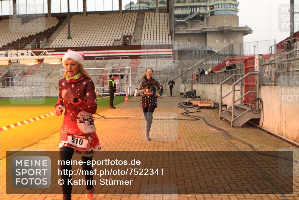 08.12.2024 - St. Pauli X-Mass-Run No. 14 Kathrin Stürmer Photography http://msf.ph/oto/7522341 08.12.2024 09:57:47 Ziel 510, 1532, 2840, 3092, 3171 meine-sportfotos.de