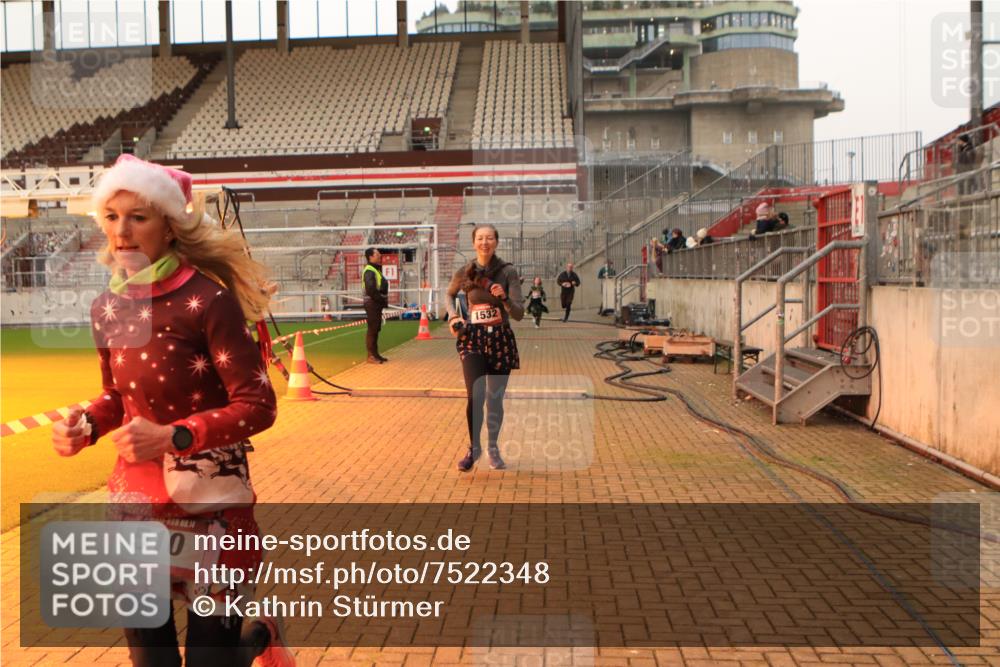 08.12.2024 - St. Pauli X-Mass-Run No. 14 Kathrin Stürmer Photography http://msf.ph/oto/7522348 08.12.2024 09:57:47 Ziel 510, 1532, 2840, 3092, 3171 meine-sportfotos.de