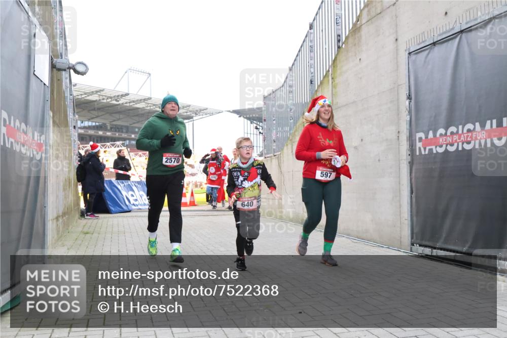 08.12.2024 - St. Pauli X-Mass-Run No. 14 H.Heesch http://msf.ph/oto/7522368 08.12.2024 10:40:11 Ziel 401, 590, 1497, 401, 590, 597, 640, 1270, 2114, 2116, 2242, 2570, 2959 meine-sportfotos.de