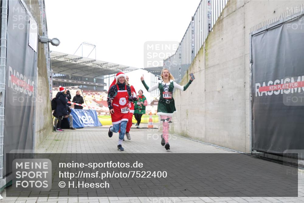 08.12.2024 - St. Pauli X-Mass-Run No. 14 H.Heesch http://msf.ph/oto/7522400 08.12.2024 10:40:14 Ziel 401, 590, 597, 640, 1497, 2570, 597, 640, 1270, 2114, 2116, 2242, 2570, 2959 meine-sportfotos.de
