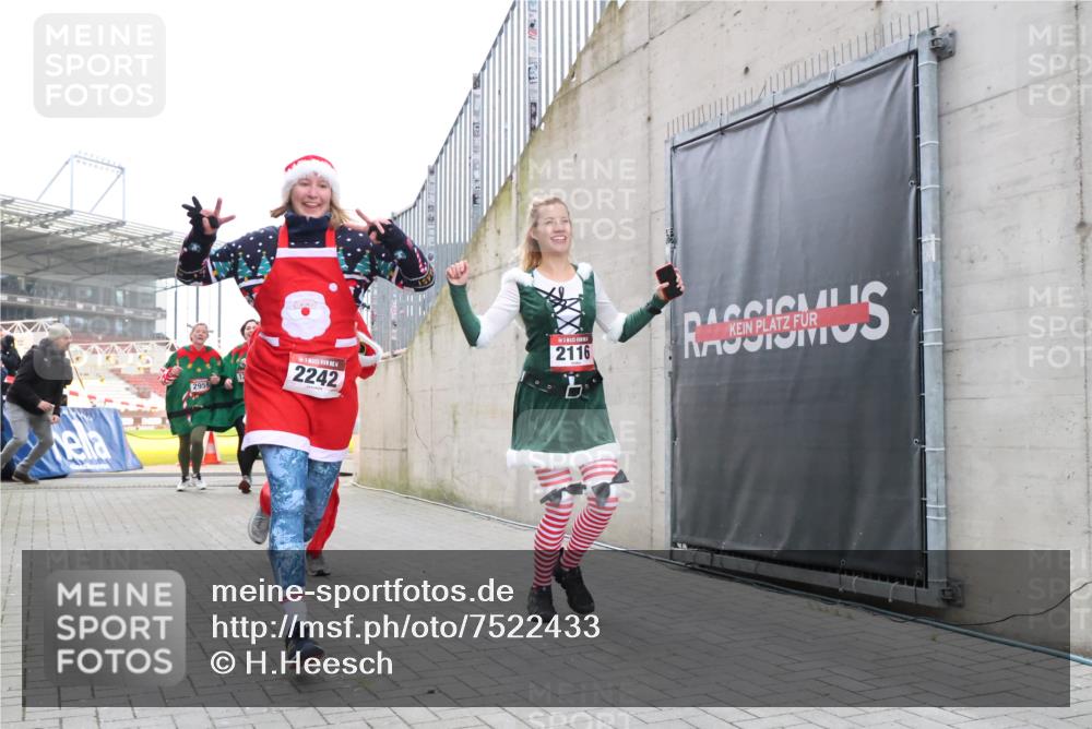 08.12.2024 - St. Pauli X-Mass-Run No. 14 H.Heesch http://msf.ph/oto/7522433 08.12.2024 10:40:15 Ziel 401, 590, 597, 640, 2570, 1270, 2114, 2116, 2242, 2570, 2959 meine-sportfotos.de