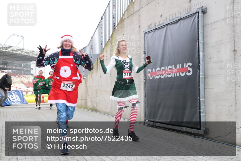 08.12.2024 - St. Pauli X-Mass-Run No. 14 H.Heesch http://msf.ph/oto/7522435 08.12.2024 10:40:16 Ziel 401, 590, 597, 640, 2116, 2242, 2570, 1270, 2114, 2116, 2242, 2959 meine-sportfotos.de