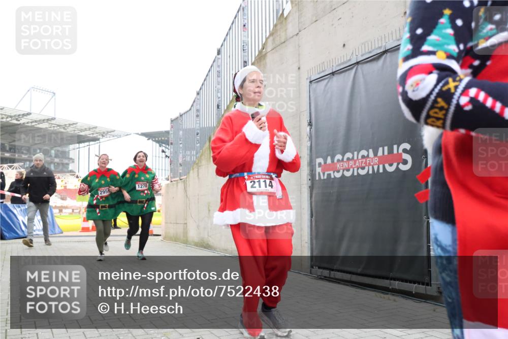 08.12.2024 - St. Pauli X-Mass-Run No. 14 H.Heesch http://msf.ph/oto/7522438 08.12.2024 10:40:17 Ziel 401, 590, 597, 640, 2114, 2116, 2242, 2570, 1270, 2114, 2116, 2242, 2959 meine-sportfotos.de