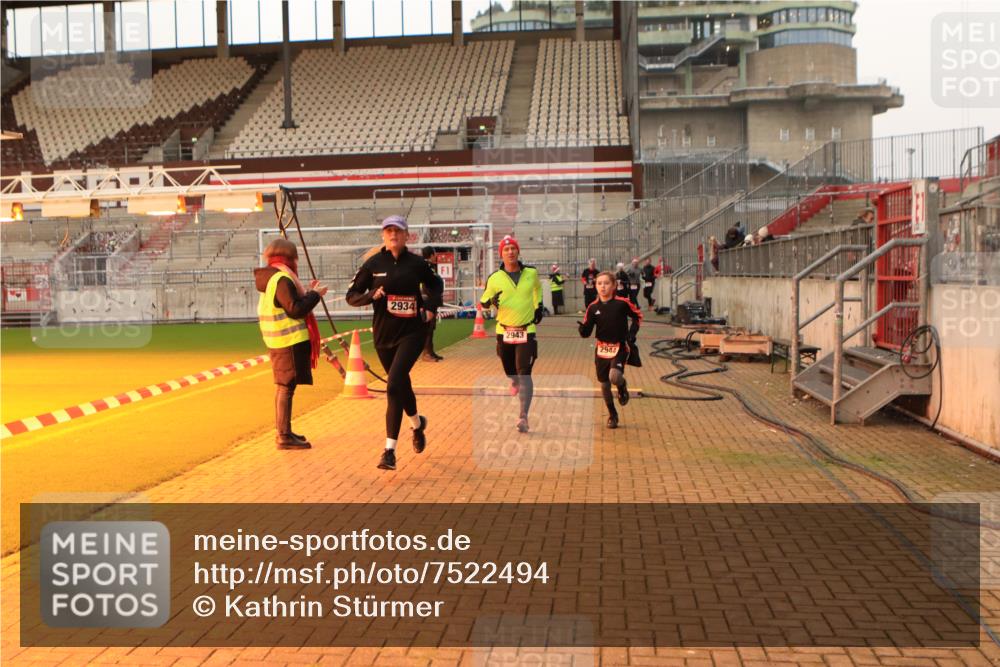 08.12.2024 - St. Pauli X-Mass-Run No. 14 Kathrin Stürmer Photography http://msf.ph/oto/7522494 08.12.2024 09:58:01 Ziel 1075, 1080, 1396, 1397, 1789, 2872, 2934, 2943, 2944, 3092, 3171 meine-sportfotos.de