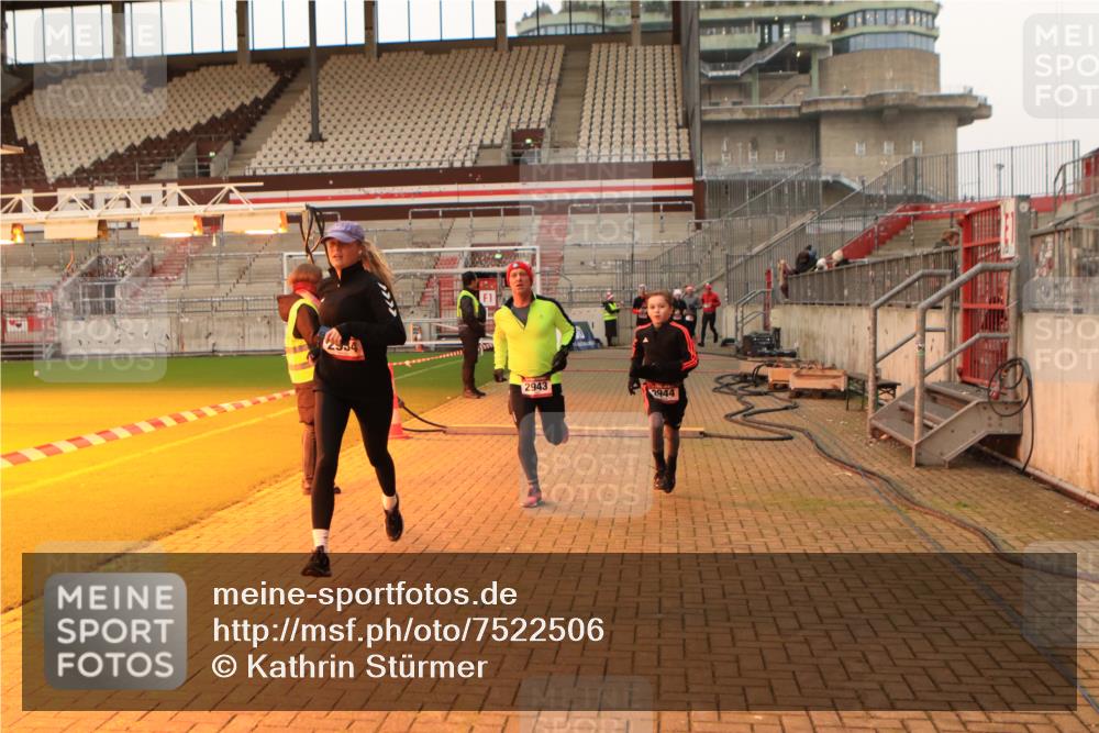 08.12.2024 - St. Pauli X-Mass-Run No. 14 Kathrin Stürmer Photography http://msf.ph/oto/7522506 08.12.2024 09:58:01 Ziel 1075, 1080, 1396, 1397, 1789, 2872, 2934, 2943, 2944, 3092, 3171 meine-sportfotos.de