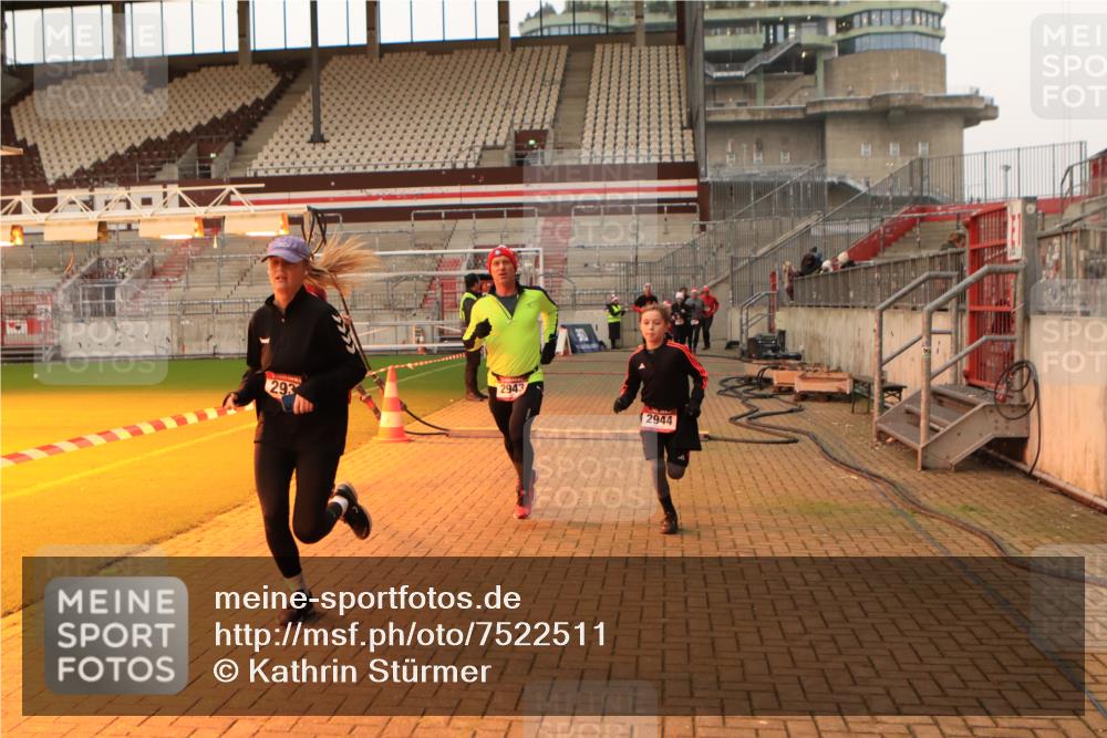08.12.2024 - St. Pauli X-Mass-Run No. 14 Kathrin Stürmer Photography http://msf.ph/oto/7522511 08.12.2024 09:58:01 Ziel 1075, 1080, 1396, 1397, 1789, 2872, 2934, 2943, 2944, 3092, 3171 meine-sportfotos.de