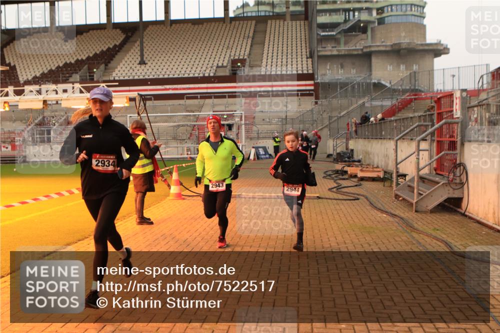 08.12.2024 - St. Pauli X-Mass-Run No. 14 Kathrin Stürmer Photography http://msf.ph/oto/7522517 08.12.2024 09:58:01 Ziel 1075, 1080, 1396, 1397, 1789, 2872, 2934, 2943, 2944, 3092, 3171 meine-sportfotos.de