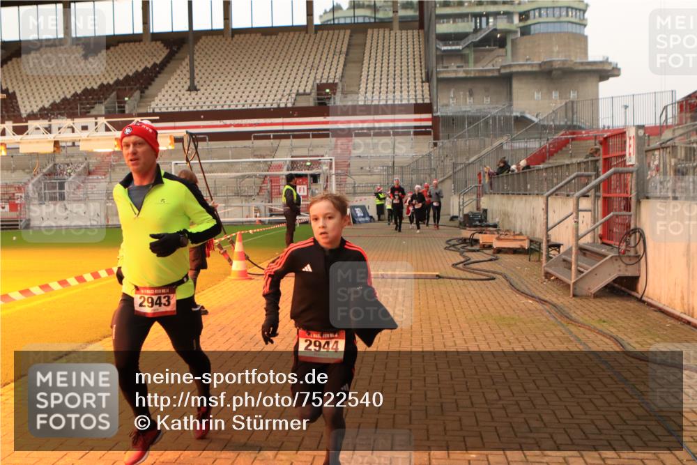 08.12.2024 - St. Pauli X-Mass-Run No. 14 Kathrin Stürmer Photography http://msf.ph/oto/7522540 08.12.2024 09:58:02 Ziel 55, 880, 1075, 1080, 1396, 1397, 1789, 2872, 2934, 2943, 2944, 3092, 3171 meine-sportfotos.de