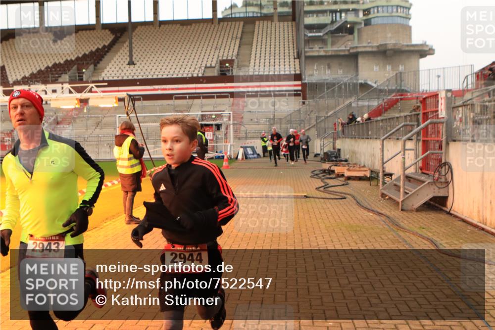 08.12.2024 - St. Pauli X-Mass-Run No. 14 Kathrin Stürmer Photography http://msf.ph/oto/7522547 08.12.2024 09:58:02 Ziel 55, 880, 1075, 1080, 1396, 1397, 1789, 2872, 2934, 2943, 2944, 3092, 3171 meine-sportfotos.de