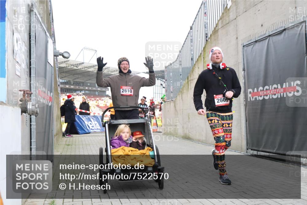 08.12.2024 - St. Pauli X-Mass-Run No. 14 H.Heesch http://msf.ph/oto/7522570 08.12.2024 10:40:32 Ziel 105, 200, 493, 1270, 2609, 2610, 2959, 263, 321, 375, 743, 1292, 1303, 1495, 2609, 2610 meine-sportfotos.de