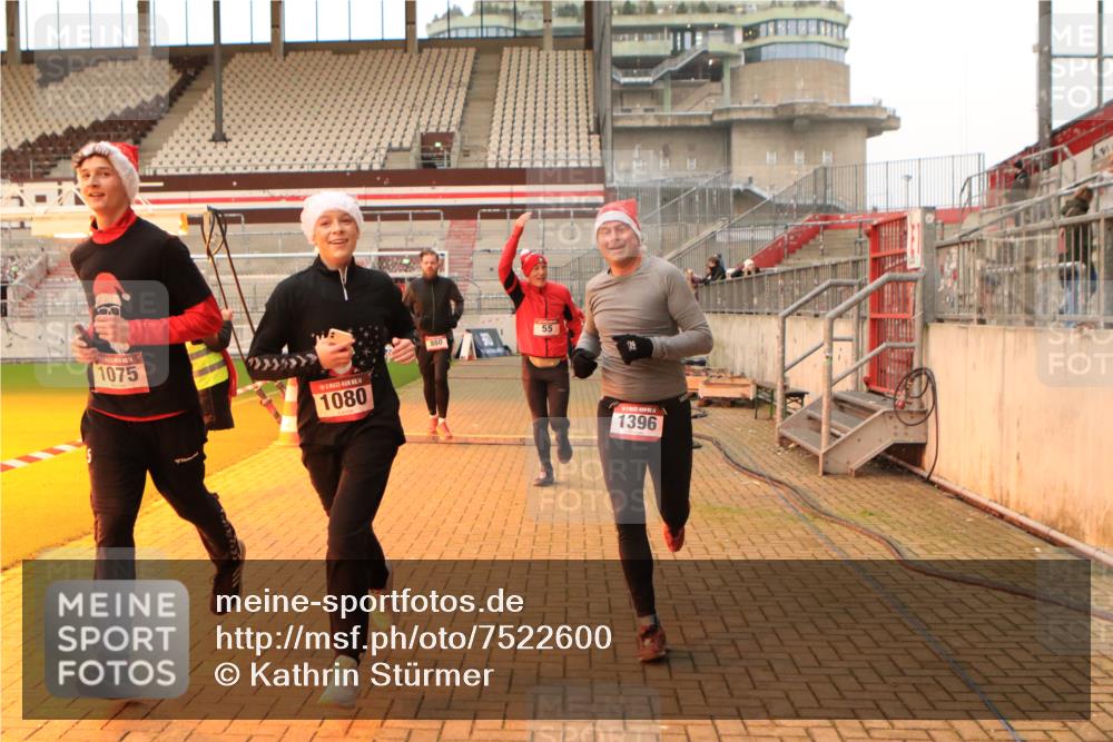 08.12.2024 - St. Pauli X-Mass-Run No. 14 Kathrin Stürmer Photography http://msf.ph/oto/7522600 08.12.2024 09:58:08 Ziel 55, 802, 880, 1075, 1080, 1396, 1397, 1789, 2872, 2934, 2943, 2944 meine-sportfotos.de