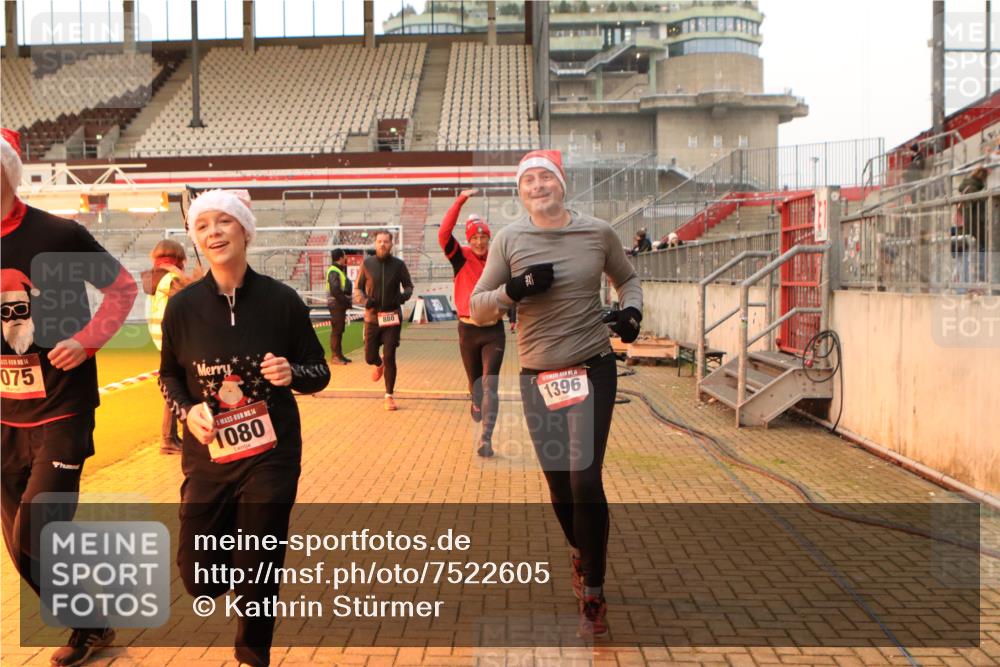 08.12.2024 - St. Pauli X-Mass-Run No. 14 Kathrin Stürmer Photography http://msf.ph/oto/7522605 08.12.2024 09:58:09 Ziel 55, 802, 880, 1075, 1080, 1396, 1397, 2872, 2934, 2943, 2944 meine-sportfotos.de