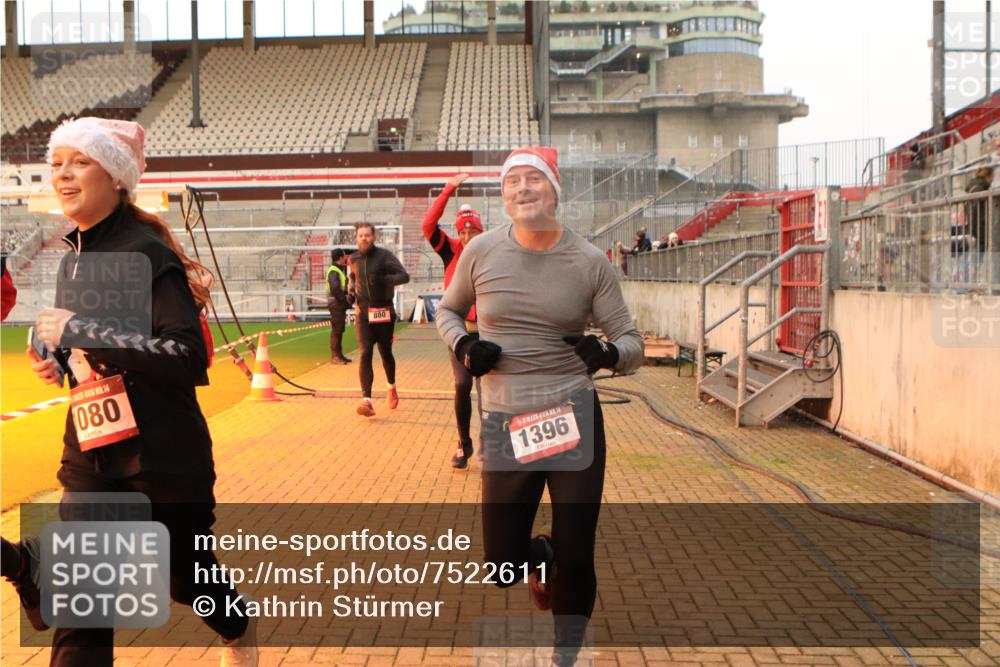 08.12.2024 - St. Pauli X-Mass-Run No. 14 Kathrin Stürmer Photography http://msf.ph/oto/7522611 08.12.2024 09:58:09 Ziel 55, 802, 880, 1075, 1080, 1396, 1397, 2872, 2934, 2943, 2944 meine-sportfotos.de