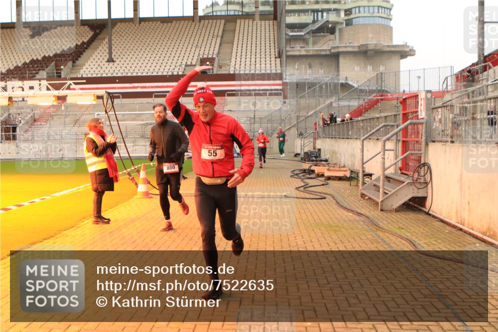 08.12.2024 - St. Pauli X-Mass-Run No. 14 Kathrin Stürmer Photography http://msf.ph/oto/7522635 08.12.2024 09:58:10 Ziel 49, 55, 802, 880, 1075, 1080, 1396, 1397, 2872, 2934, 2943, 2944 meine-sportfotos.de
