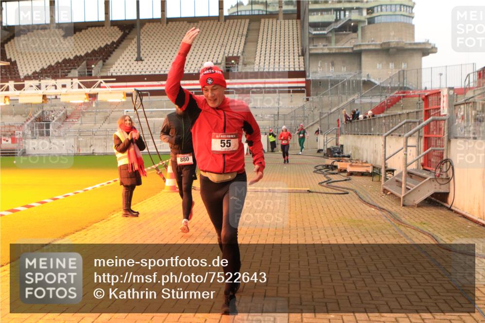 08.12.2024 - St. Pauli X-Mass-Run No. 14 Kathrin Stürmer Photography http://msf.ph/oto/7522643 08.12.2024 09:58:10 Ziel 49, 55, 802, 880, 1075, 1080, 1396, 1397, 2872, 2934, 2943, 2944 meine-sportfotos.de