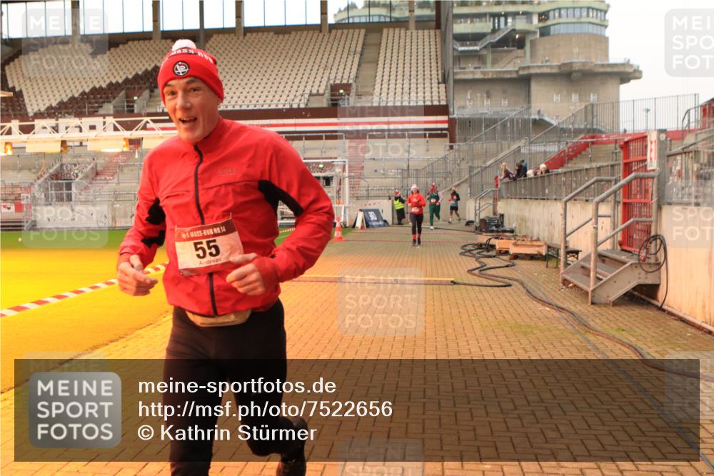 08.12.2024 - St. Pauli X-Mass-Run No. 14 Kathrin Stürmer Photography http://msf.ph/oto/7522656 08.12.2024 09:58:10 Ziel 49, 55, 802, 880, 1075, 1080, 1396, 1397, 2872, 2934, 2943, 2944 meine-sportfotos.de
