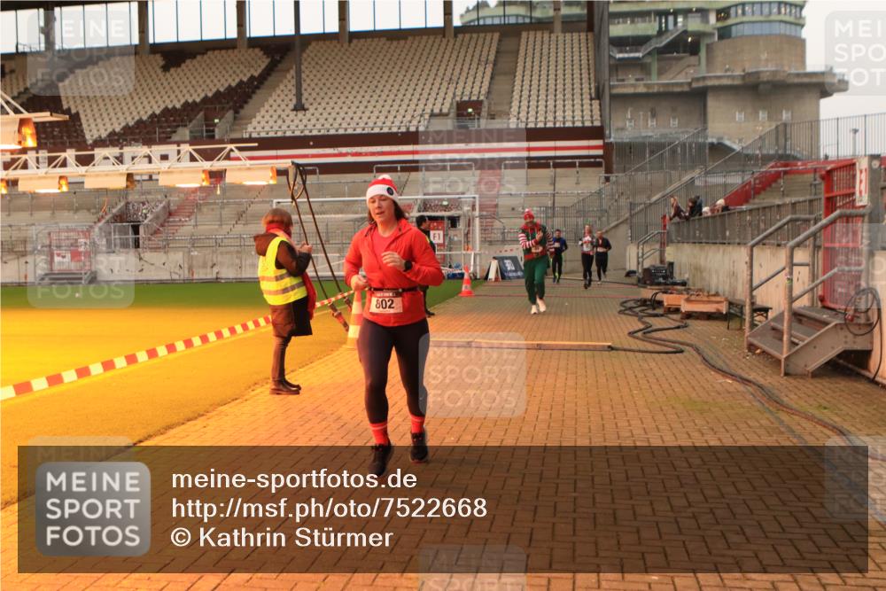08.12.2024 - St. Pauli X-Mass-Run No. 14 Kathrin Stürmer Photography http://msf.ph/oto/7522668 08.12.2024 09:58:15 Ziel 49, 55, 802, 832, 880, 1075, 1080, 1396, 1397, 1864, 2428, 2872, 3109 meine-sportfotos.de