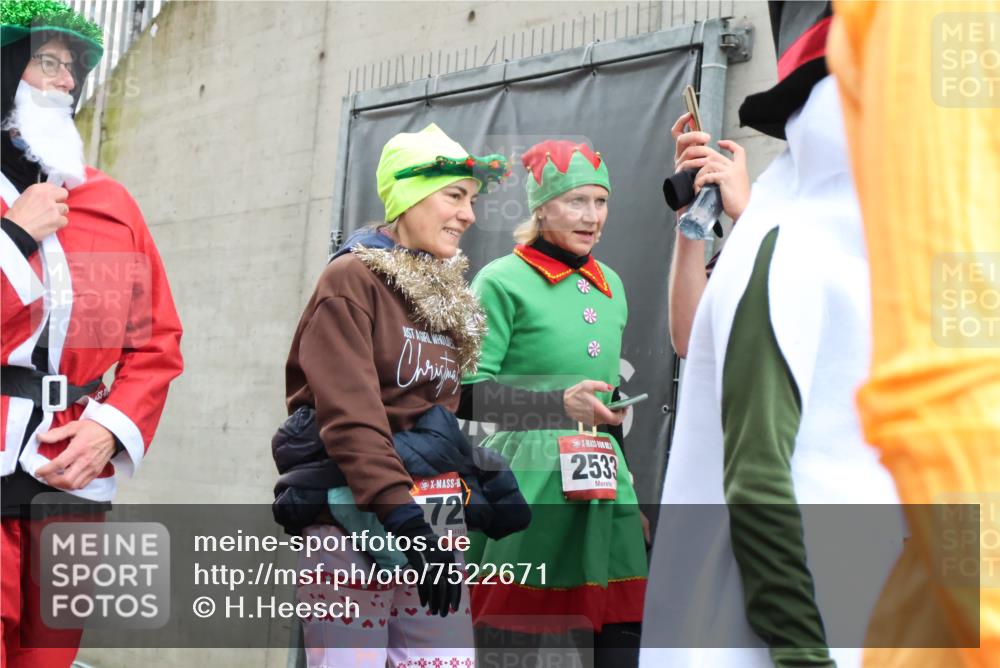 08.12.2024 - St. Pauli X-Mass-Run No. 14 H.Heesch http://msf.ph/oto/7522671 08.12.2024 10:40:40 Ziel 105, 200, 263, 321, 375, 493, 743, 1292, 1303, 1495, 2609, 2610, 304, 334, 482, 538, 728, 736, 967, 1292, 1303, 1308, 1494, 1495, 1764, 1766, 2533 meine-sportfotos.de