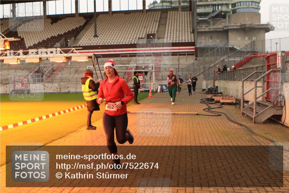 08.12.2024 - St. Pauli X-Mass-Run No. 14 Kathrin Stürmer Photography http://msf.ph/oto/7522674 08.12.2024 09:58:15 Ziel 49, 55, 802, 832, 880, 1075, 1080, 1396, 1397, 1864, 2428, 2872, 3109 meine-sportfotos.de