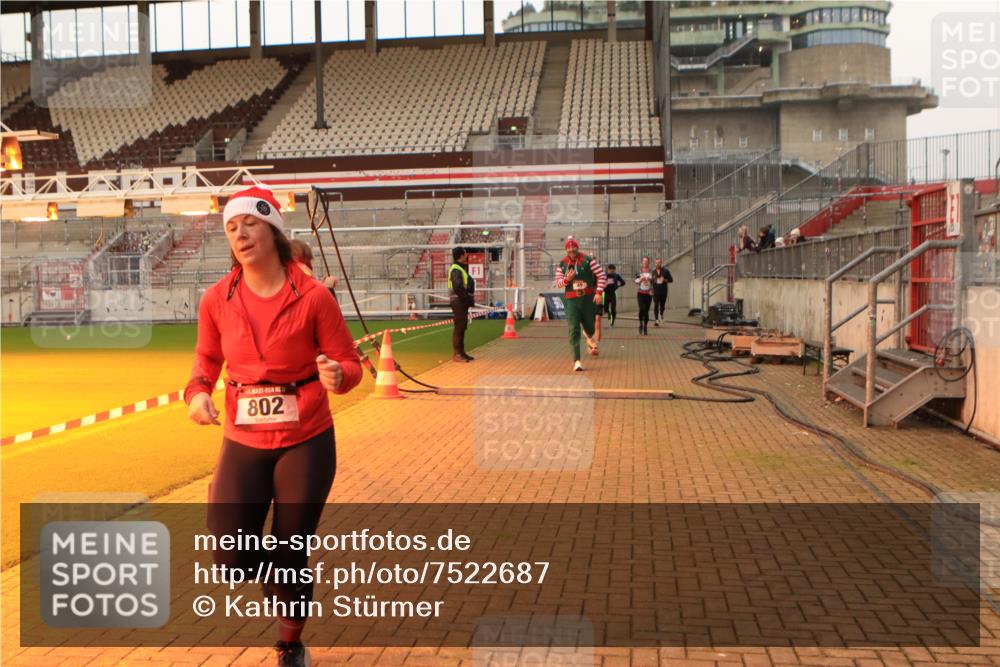08.12.2024 - St. Pauli X-Mass-Run No. 14 Kathrin Stürmer Photography http://msf.ph/oto/7522687 08.12.2024 09:58:16 Ziel 49, 55, 802, 832, 880, 1075, 1080, 1396, 1397, 1864, 2428, 2872, 3109 meine-sportfotos.de