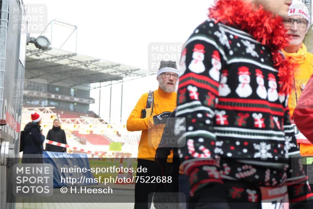 08.12.2024 - St. Pauli X-Mass-Run No. 14 H.Heesch http://msf.ph/oto/7522688 08.12.2024 10:40:43 Ziel 200, 263, 321, 375, 482, 736, 743, 1292, 1303, 1494, 1495, 1764, 1766, 2533, 2609, 2610, 304, 334, 482, 538, 728, 736, 967, 1305, 1308, 1494, 1764, 1766, 2533 meine-sportfotos.de