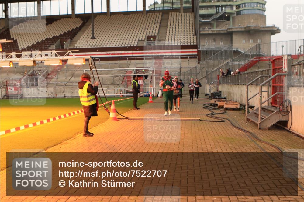 08.12.2024 - St. Pauli X-Mass-Run No. 14 Kathrin Stürmer Photography http://msf.ph/oto/7522707 08.12.2024 09:58:16 Ziel 49, 55, 802, 832, 880, 1075, 1080, 1396, 1397, 1864, 2428, 2872, 3109 meine-sportfotos.de