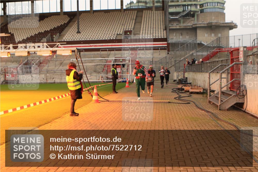 08.12.2024 - St. Pauli X-Mass-Run No. 14 Kathrin Stürmer Photography http://msf.ph/oto/7522712 08.12.2024 09:58:16 Ziel 49, 55, 802, 832, 880, 1075, 1080, 1396, 1397, 1864, 2428, 2872, 3109 meine-sportfotos.de