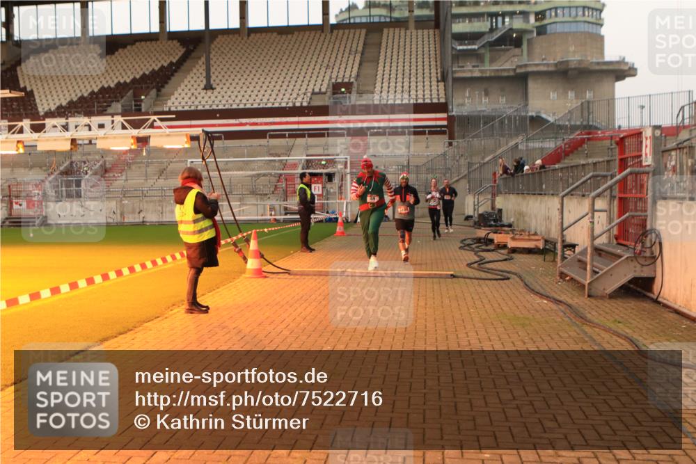 08.12.2024 - St. Pauli X-Mass-Run No. 14 Kathrin Stürmer Photography http://msf.ph/oto/7522716 08.12.2024 09:58:17 Ziel 49, 55, 802, 832, 880, 1075, 1080, 1396, 1397, 1864, 2428, 2872, 3109 meine-sportfotos.de