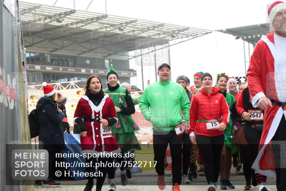08.12.2024 - St. Pauli X-Mass-Run No. 14 H.Heesch http://msf.ph/oto/7522717 08.12.2024 10:41:00 Ziel 334, 538, 1305, 1308, 61, 75, 600, 1621, 2537, 2542, 2543, 2560, 2569, 2595, 2596, 2599, 2647 meine-sportfotos.de