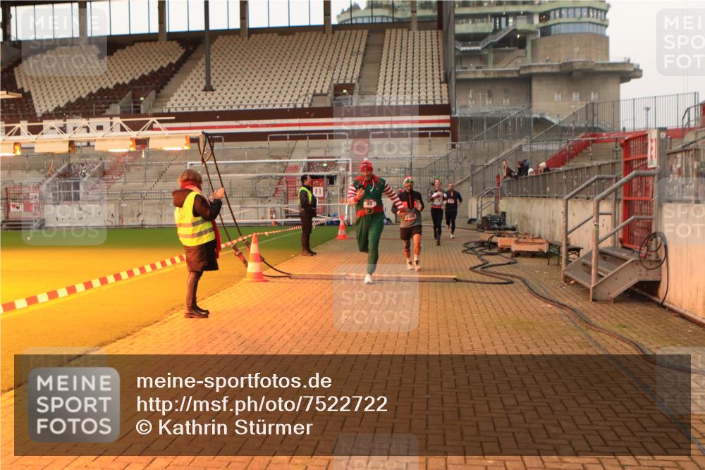 08.12.2024 - St. Pauli X-Mass-Run No. 14 Kathrin Stürmer Photography http://msf.ph/oto/7522722 08.12.2024 09:58:17 Ziel 49, 55, 802, 832, 880, 1075, 1080, 1396, 1397, 1864, 2428, 2872, 3109 meine-sportfotos.de