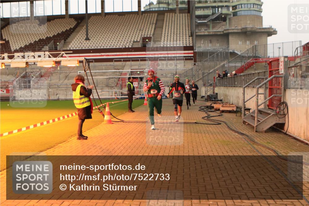 08.12.2024 - St. Pauli X-Mass-Run No. 14 Kathrin Stürmer Photography http://msf.ph/oto/7522733 08.12.2024 09:58:17 Ziel 49, 55, 802, 832, 880, 1075, 1080, 1396, 1397, 1864, 2428, 2872, 3109 meine-sportfotos.de